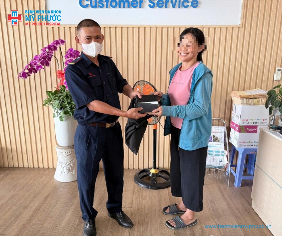 Những nghĩa cử cao đẹp tại bệnh viện - nhặt được của rơi trả lại người đánh mất 
